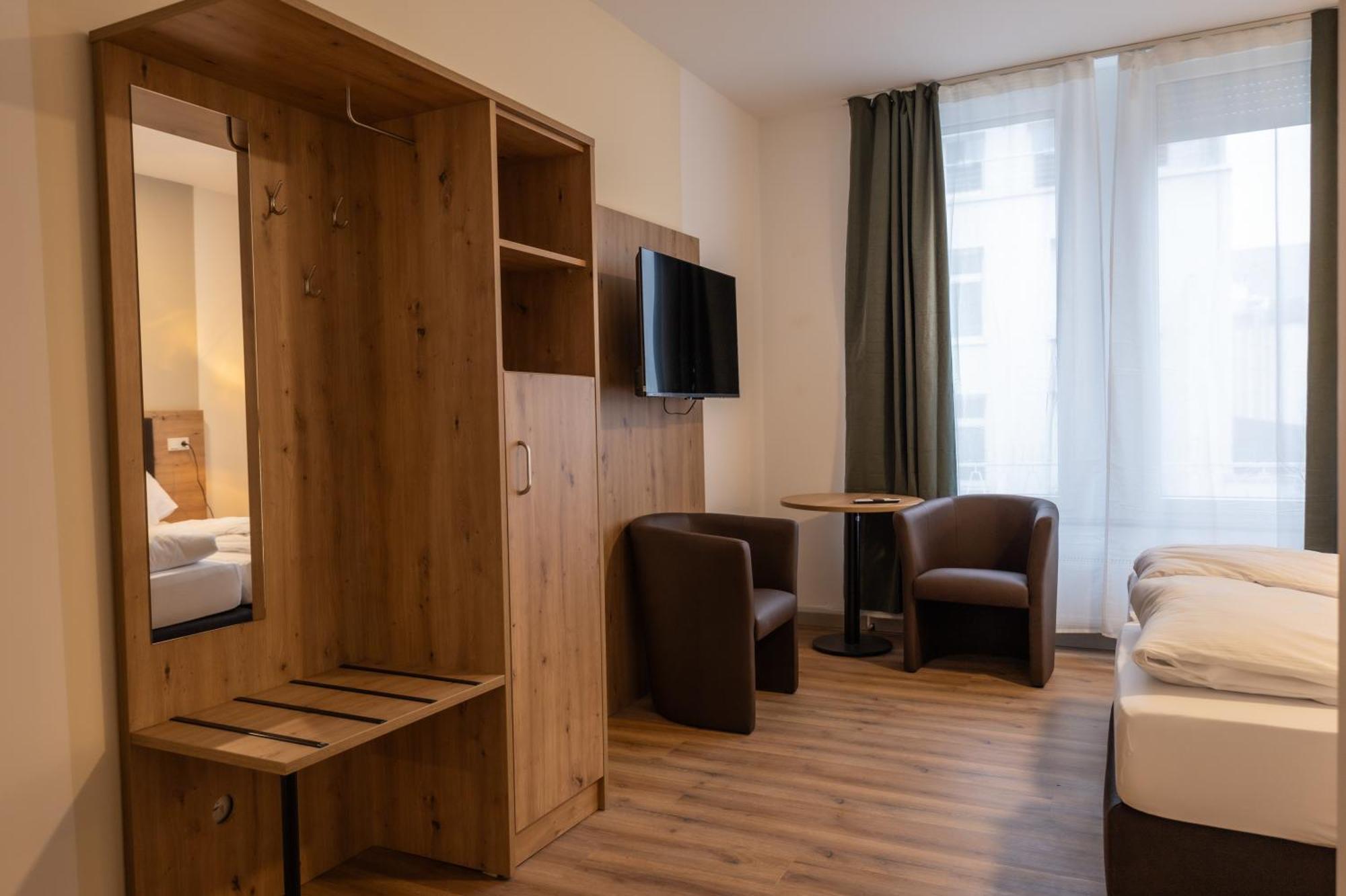 Hln Apartments Am Bahnhof ซาร์บรึคเคน ภายนอก รูปภาพ
